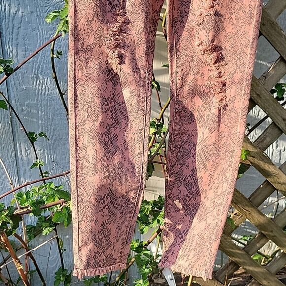 🦋 EASEL Distressed Skinny Jeans ANIMAL print size S (26) Jr's. - Picture 3 of 14